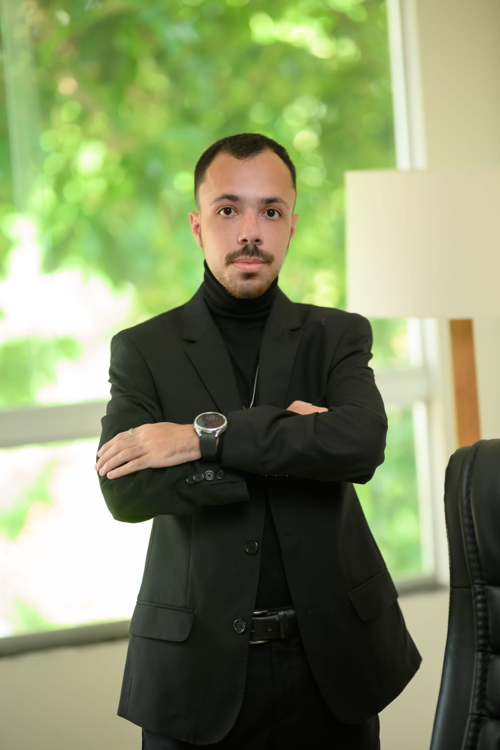 Caio de braços cruzados